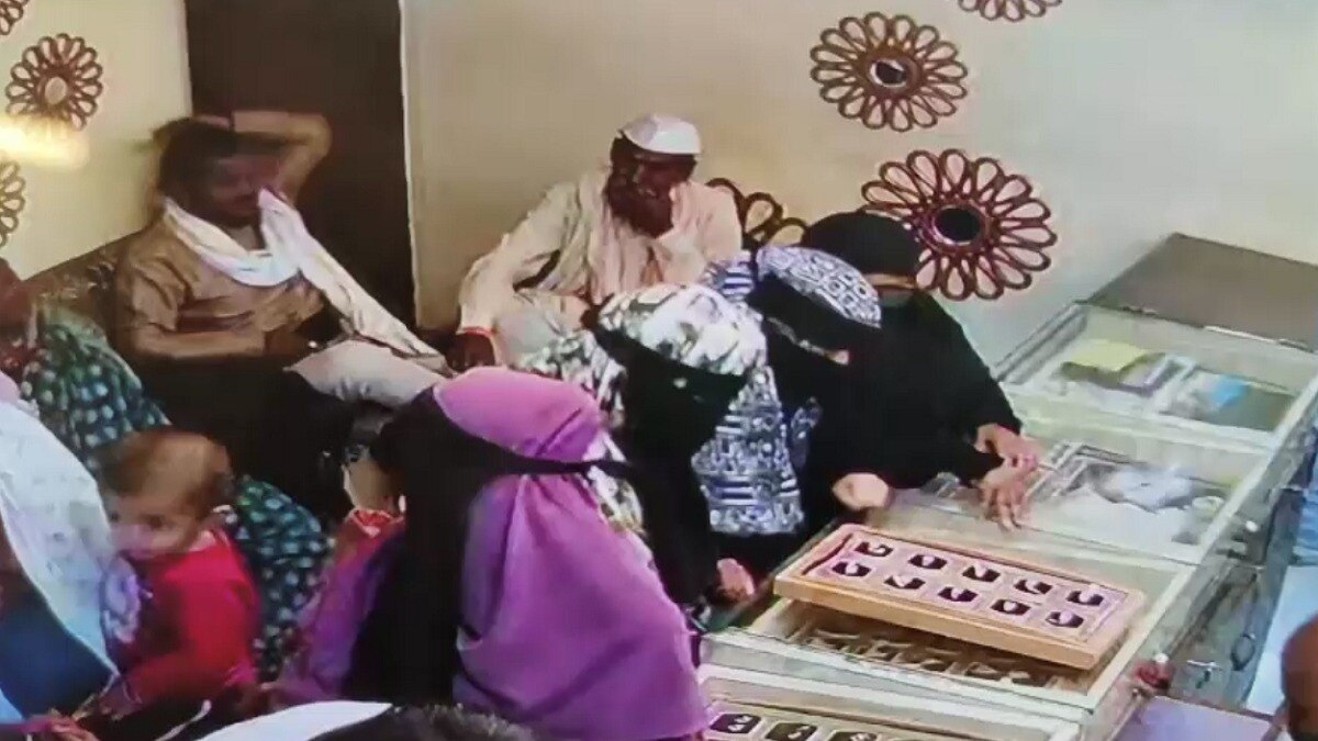 महिलाओ ने दो अंगूठियां चुराईं. (Photo: Screengrab)