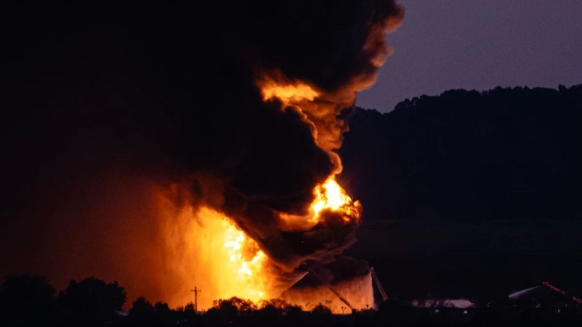 लुइसविले एयरपोर्ट पर UPS का मालवाहक प्लेन क्रैश, कई लोग घायल, आसपास के लोगों को घर में रहने का आदेश