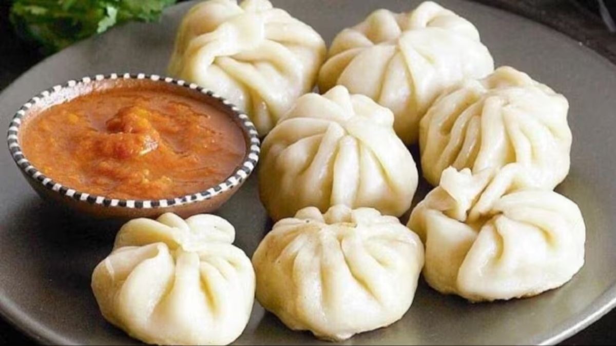 मोमोज में जायका बढ़ाने के लिए डालते थे केमिकल की ओवरडोज... इंदौर प्रशासन ने अवैध प्लांट पर जड़ा ताला