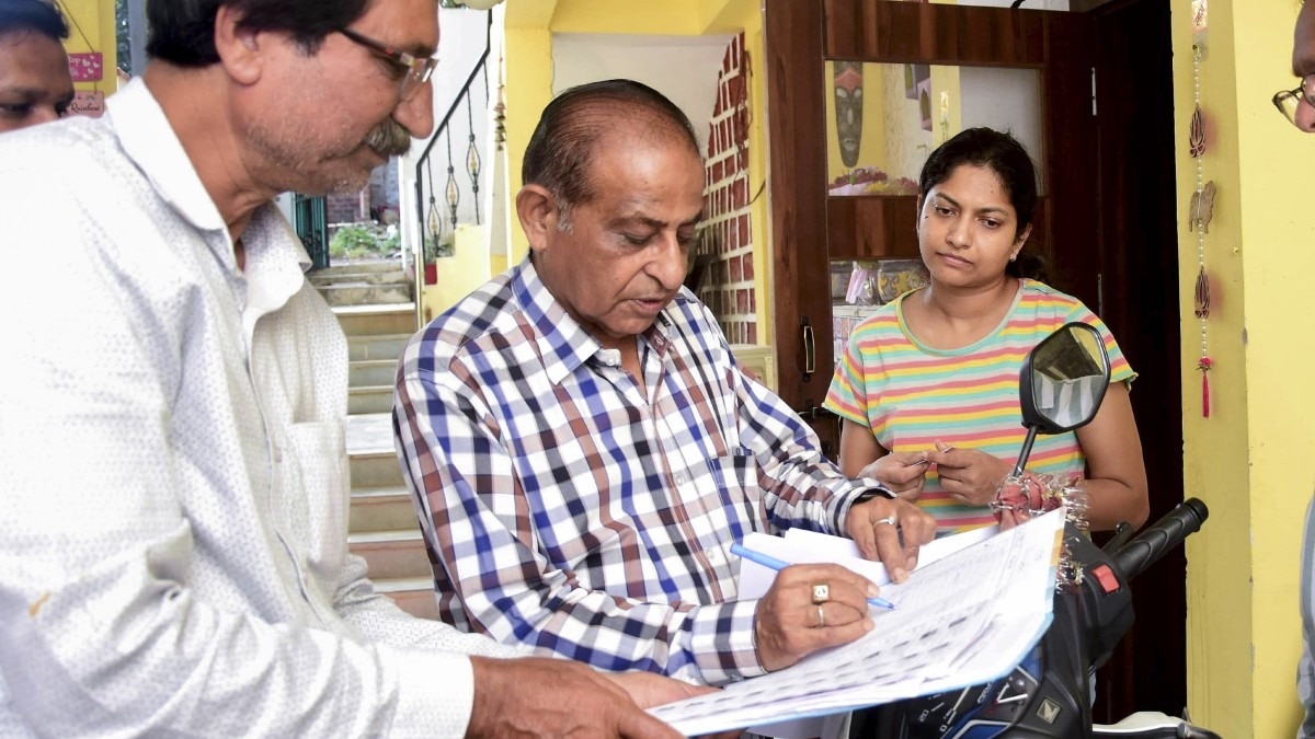 भोपाल में घर-घर जाकर सत्यापन करते BLO (Photo:PTI)