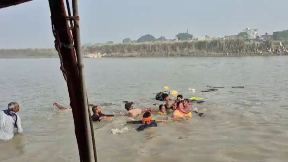 देवरिया में पलट गई नाव, सभी को सुरक्षित निकाला गया. (Photo: Screengrab)