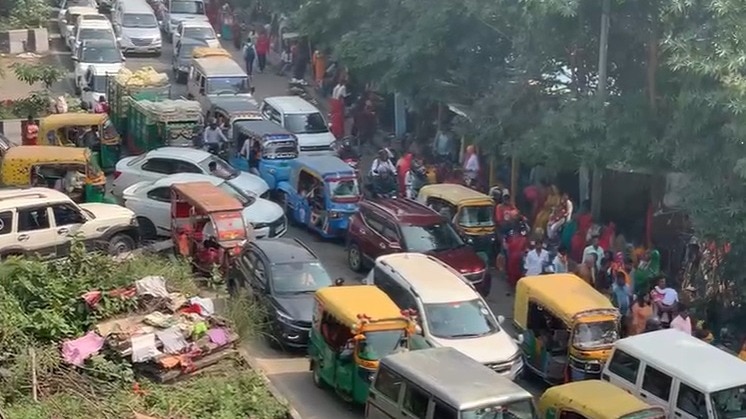 सड़कों पर लगी लंबी कतार (Photo: Screengrab)