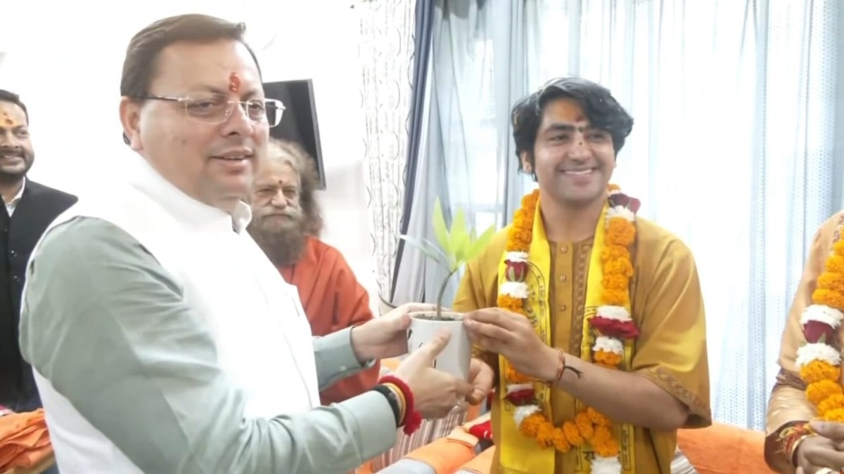 मुख्यमंत्री धामी ने संतों का किया स्वागत (Photo: Ankit Sharma/ITG)