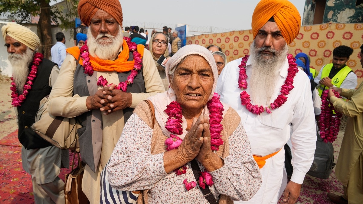 Indian Sikh pilgrims enter Pakistan