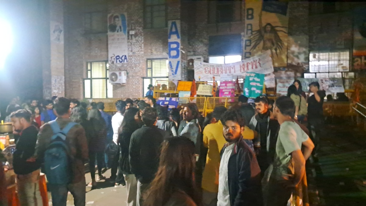 जेएनयू छात्रसंघ चुनाव:  कैंपस में नारेबाजी और जश्न का माहौल... आज शाम तक आएंगे फाइनल नतीजे