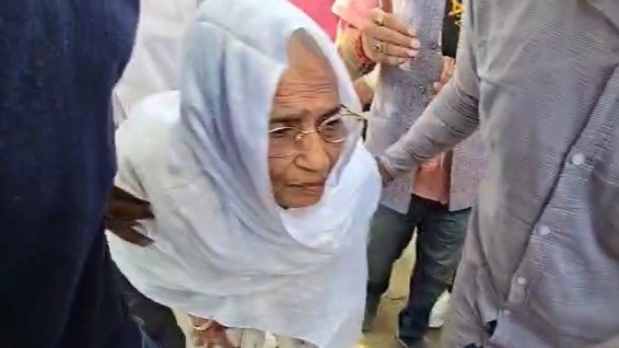 सीवान में शहाबुद्दीन की 95 वर्षीय मां ने डाला वोट, हीना शहाब बोलीं– हमारा इलाका, हमारा वोट