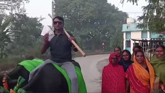 काला चश्मा, कंधे पर लाठी, भैंस की सवारी और गीत गाती महिलाएं, वोट डालने ऐसे पहुंचे नेताजी