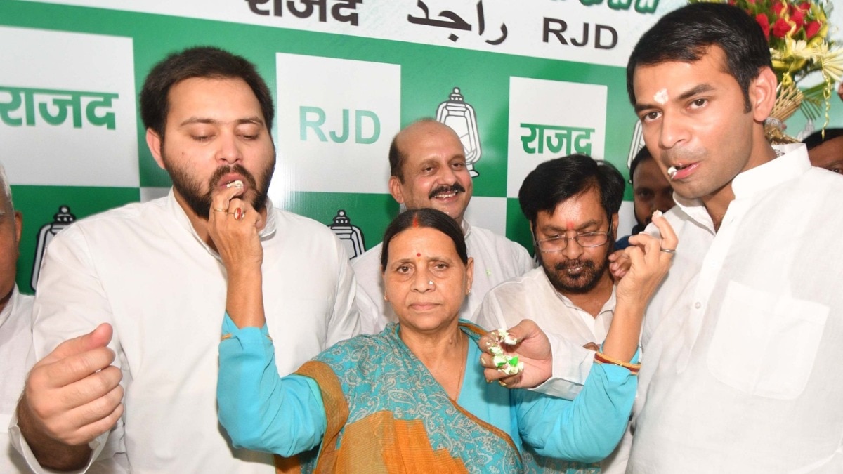 तेजस्वी और तेज प्रताप को राबड़ी देवी ने दिया आशीर्वाद (Photo-