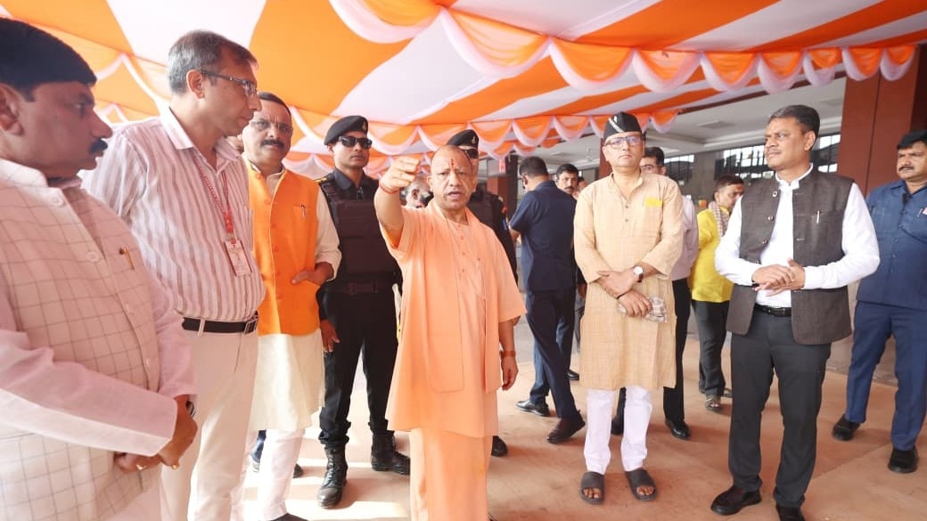 वाराणसी में अधिकारियों को निर्देश देते सीएम योगी (Photo: ITG)