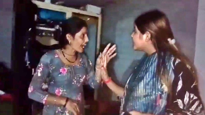 हापुड़: यूट्यूबर वंशिका ने घर में मां से की मारपीट, 'मकान मेरे नाम करो' कहकर दी गंदी गालियां; वीडियो वायरल