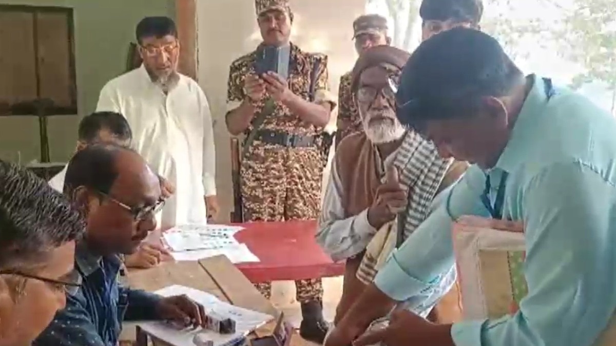 बिहार के इस इलाके में 20 साल बाद वोटिंग, नक्सली हमले में शहीद हुए थे सात पुलिसकर्मी