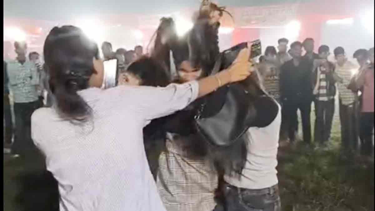 पीलीभीत में स्टार नाइट के दौरान लड़कियों में जमकर हुई मारपीट, वीडियो वायरल