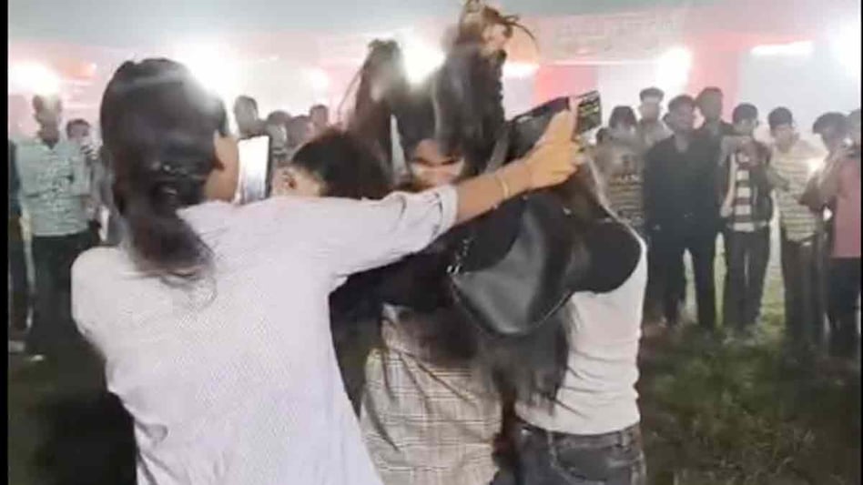 health लड़कियों के दो गुट में मारपीट (Photo: Screengrab) health लड़कियों के दो गुट में मारपीट (Photo: Screengrab)