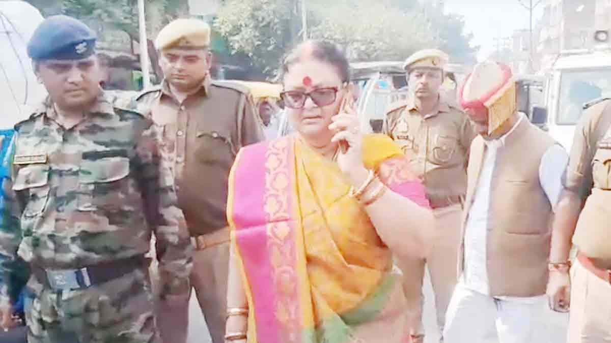 Video: उखड़ने लगी 2 दिन पहले बनी सड़क, हथौड़ा लेकर आईं गुस्साई मेयर, फिर...