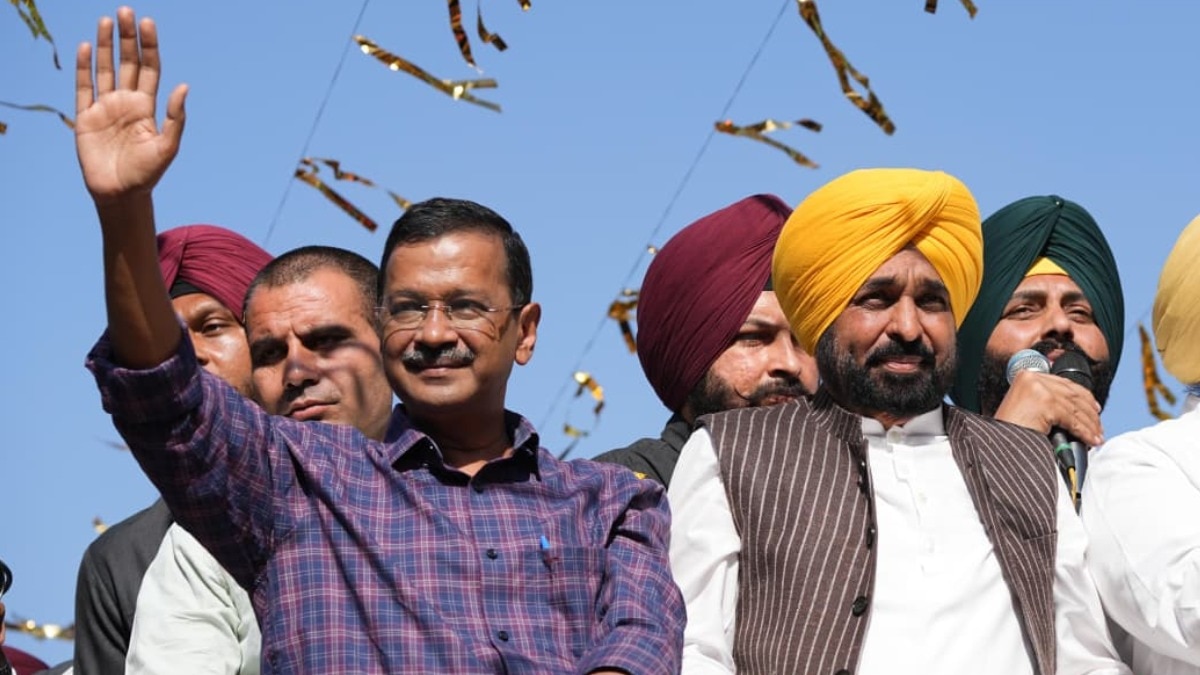 केजरीवाल ने कहा कि परिणाम आने के अगले ही दिन ओवरब्रिज की फाइल पर हस्ताक्षर कर दिए जाएंगे. (Photo- X/Arvind Kejriwal)