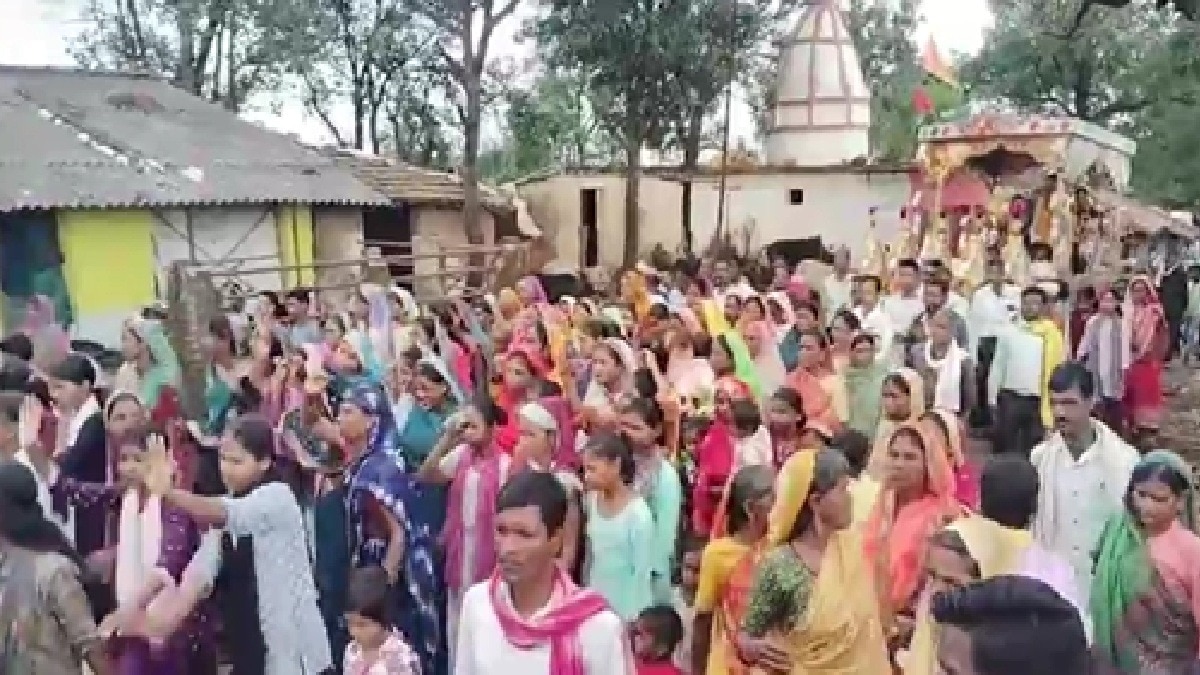 बैंड बाजा बारात... स्कूल टीचर का ऐसा रिटायरमेंट, गांव वालों ने रथ पर बैठाकर घुमाया, VIDEO