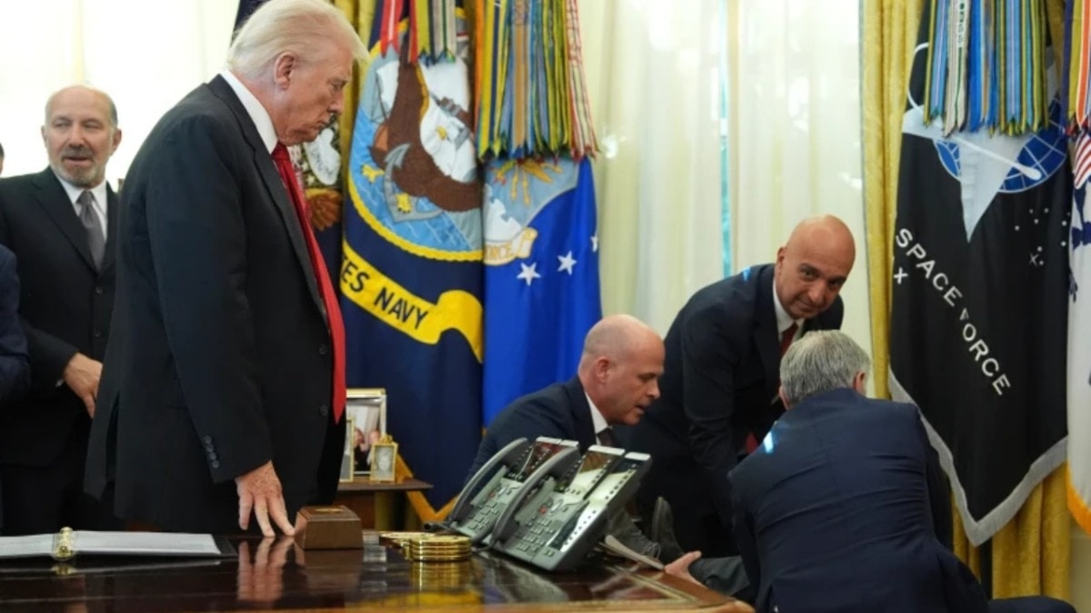 इधर ट्रंप कर रहे थे प्रेस कॉन्फ्रेंस, अचानक गिर पड़ा शख्स... देखें फिर क्या हुआ- VIDEO