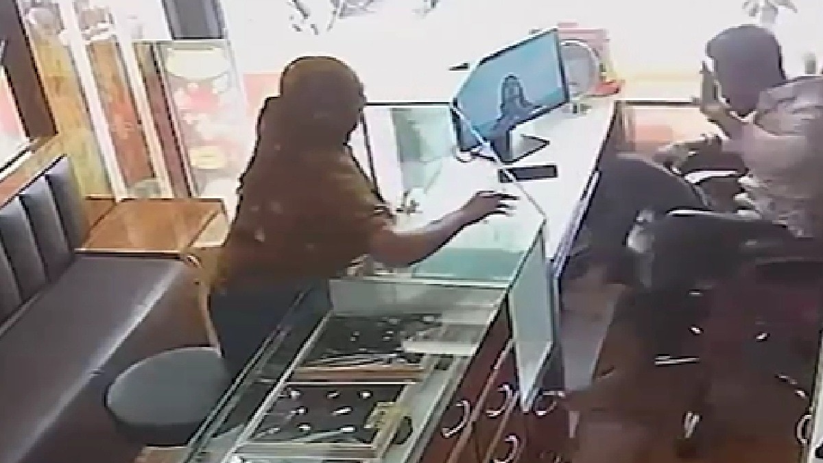 20 सेकंड में 20 थप्पड़...ज्वैलर से पिटकर भागी लुटेरी  (Photo: itg)