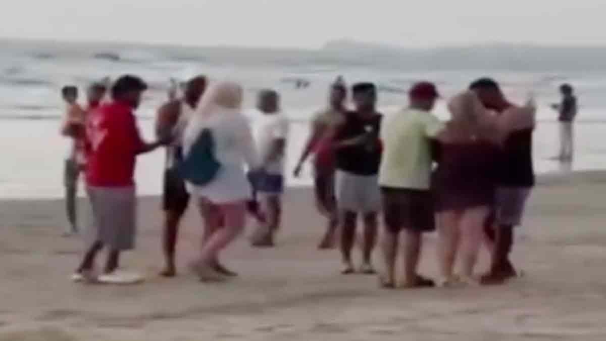 गोवा: कंधे पर हाथ रख युवकों ने जबरन खिंचवाई फोटो, असहज दिखीं विदेशी महिलाएं, Video Viral