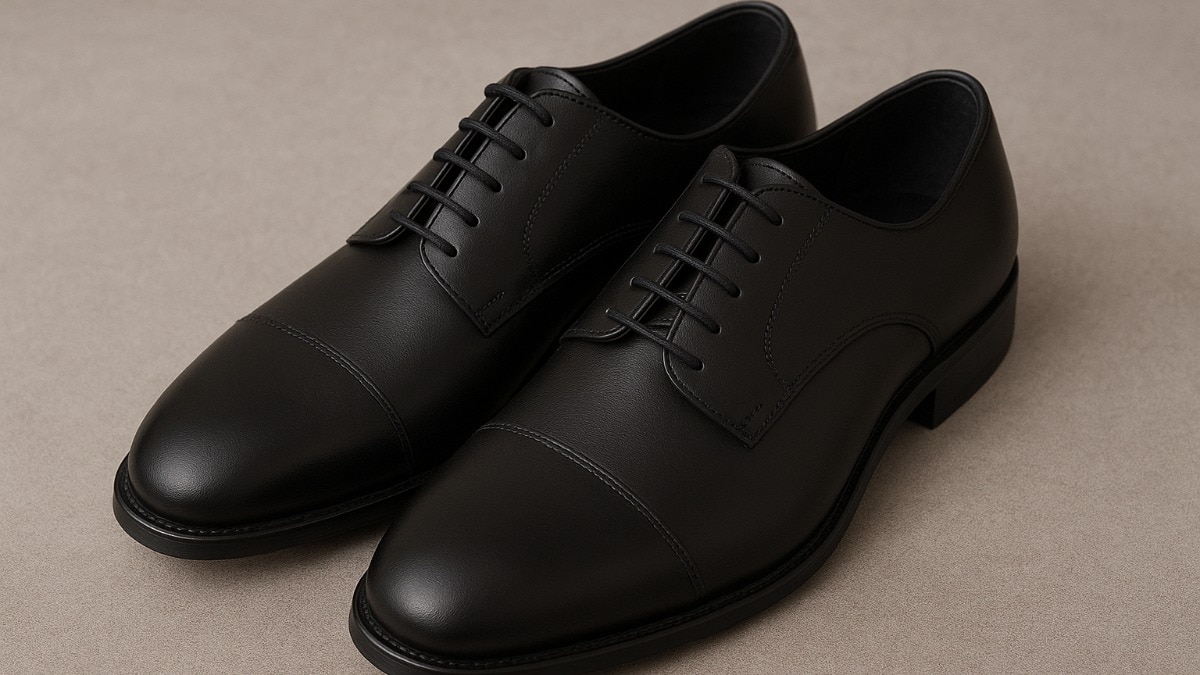 आगरा के सिपाही रिश्वत में ले आए जूते... शिकायत के बाद पुलिस कमिश्नर ने किया सस्पेंड, 6 पर जांच शुरू