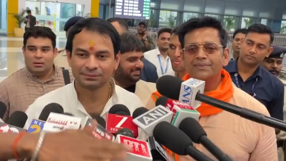 तेज प्रताप और रवि किशन की एयरपोर्ट पर मुलाकात, बिहार में नए राजनीतिक समीकरण पर चर्चा तेज