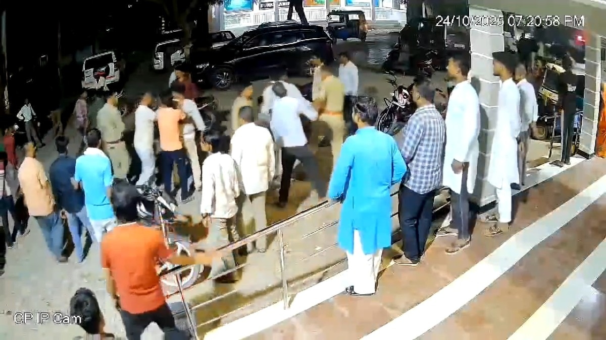 झांसी में दलित युवक की पिटाई (Photo: Screengrab)