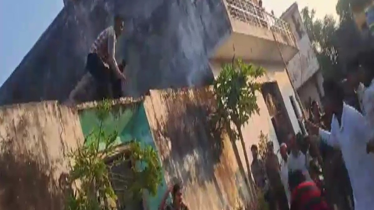 छत से पत्थरबाजी करता युवक. (Photo: Screengrab)