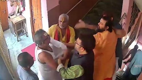 प्रधान पुजारी ने इस्तीफे की बात कही. (Photo Screengrab)