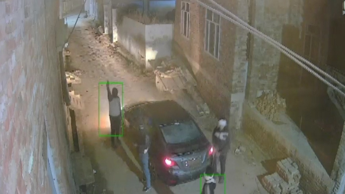 जान से मारने की धमकी देकर भागे. (Photo: Screengrab)