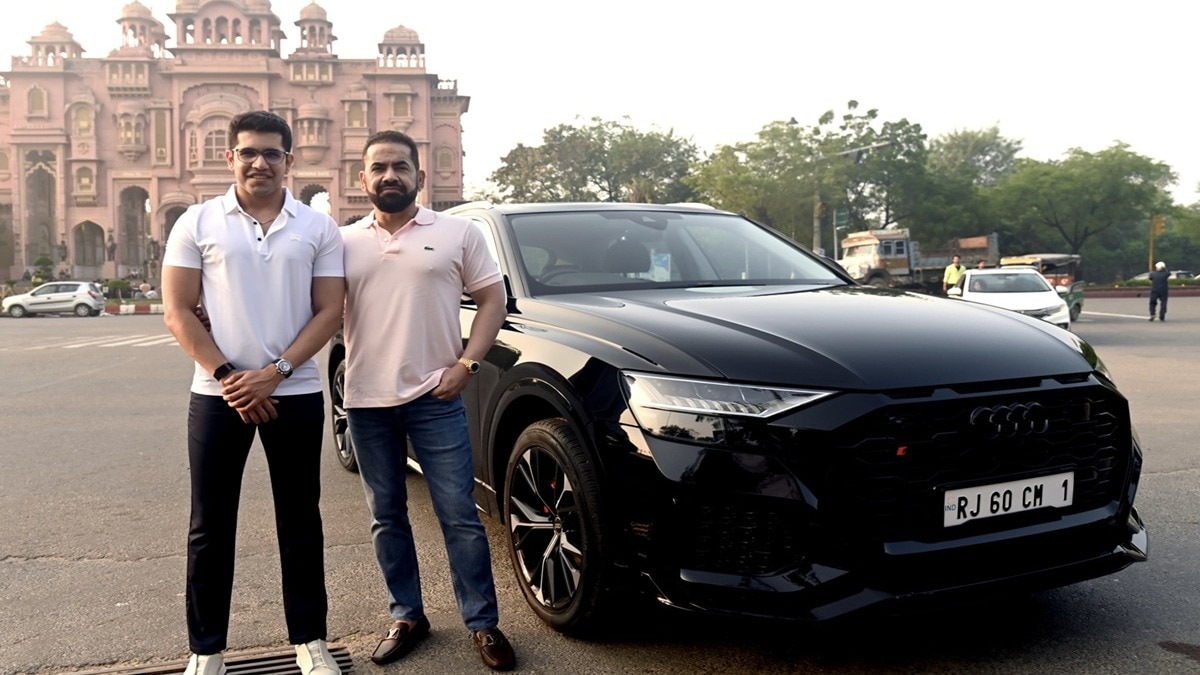 कभी चलाते थे रिक्शा... अब बेटे को जन्मदिन पर खरीदकर दिया 31 लाख का VIP नंबर