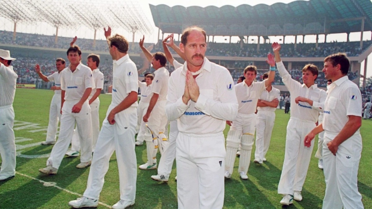  South Africa acknowledge the crowd on their international cricket return