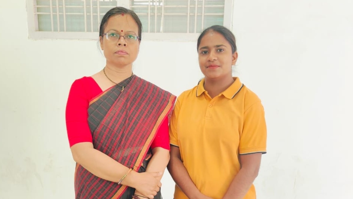 सिलेंडर लदे ट्रक ने बाइक सवार एथलीट को रौंदा - तस्वीर के दाएं तरफ़ वाली जूली यादव हैं (Photo: ITG)