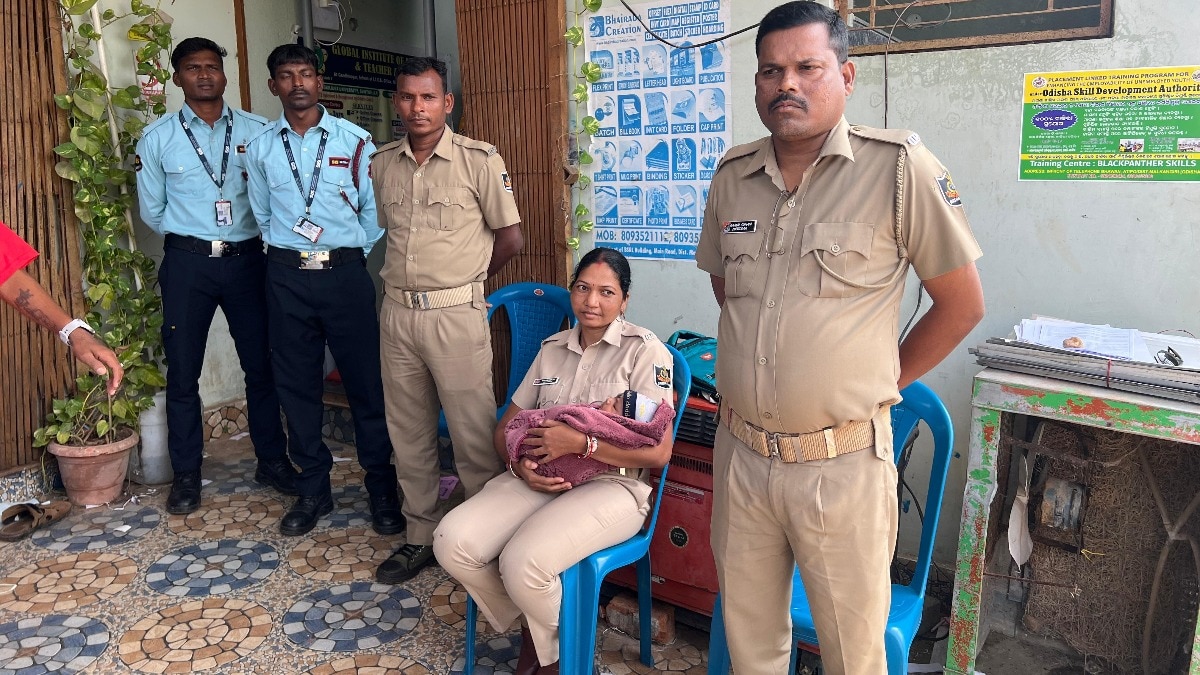 कांस्टेबल राजनी मझी खुद 9 महीने के बच्चे की मां हैं. (Photo: Ajay Nath/ITG)