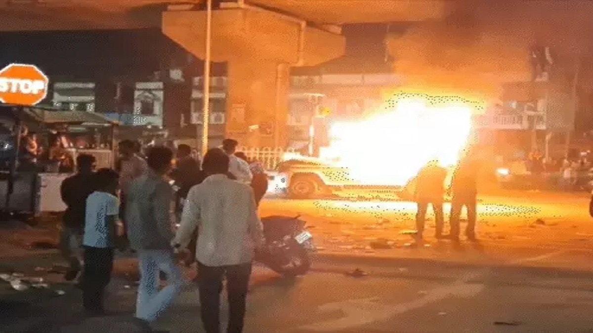 उग्र भीड़ को नियंत्रित करने के लिए पुलिस ने आंसू गैस के गोले छोड़े. (Photo: Screengrab)