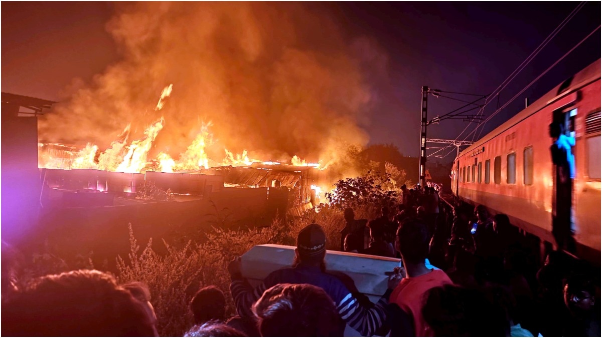 भोपाल के पुराने लकड़ी मार्केट में भीषण अग्निकांड, करोड़ों का माल जलकर खाक, आग बुझाने में लगे 4 घंटे