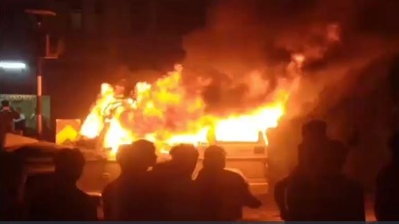 बोलेरो ने भीड़ में लगाई आग (Photo: Screengrab)