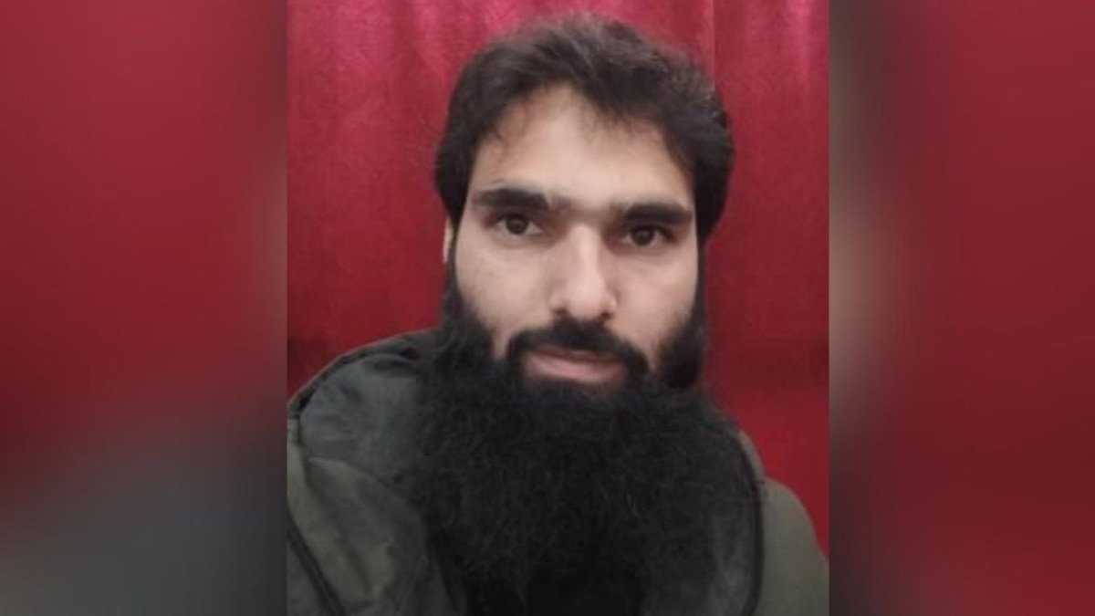 कश्मीर टू फरीदाबाद: AK-47 से लेकर  300 किलो RDX तक...डॉक्टर आदिल इलाज की जगह रच रहा था आतंकी हमले की साजिश