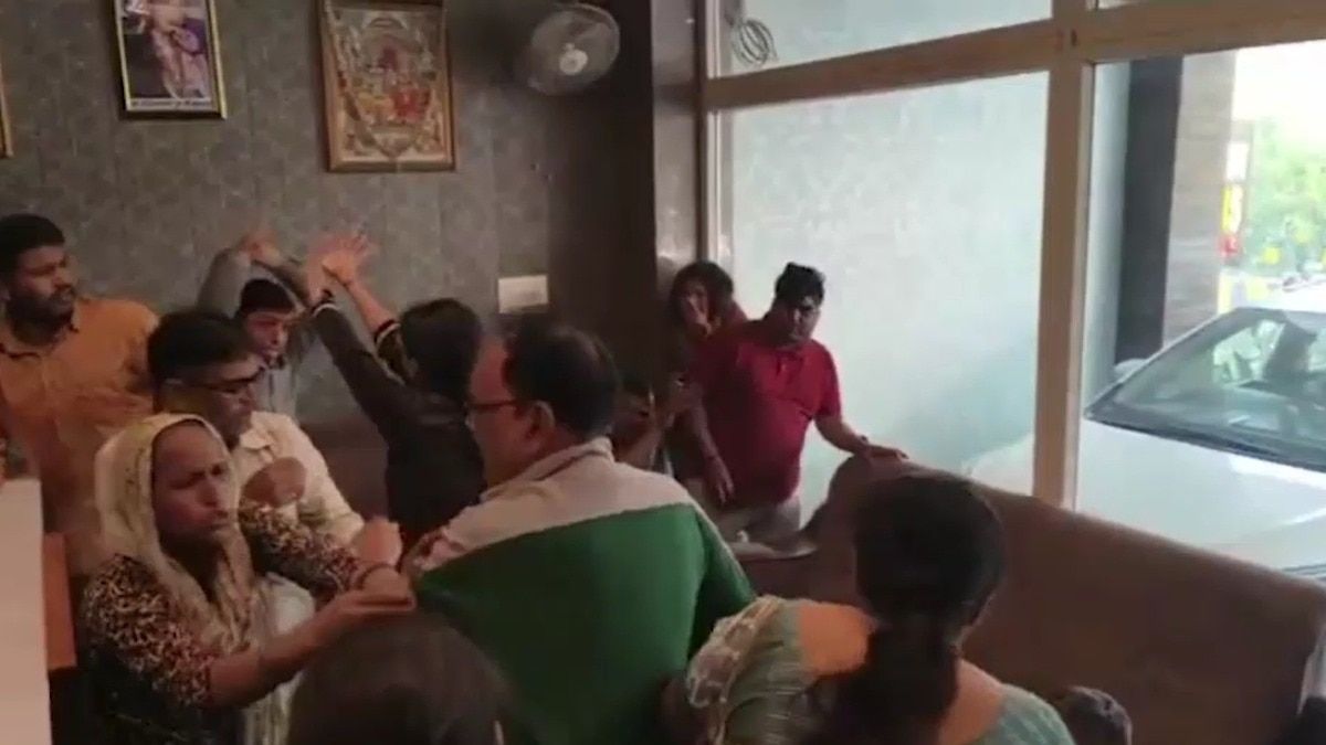 मथुरा: वृंदावन के होटल में श्रद्धालुओं से मारपीट, मालिक और कर्मचारियों ने लाठी-डंडों से पीटा- Video