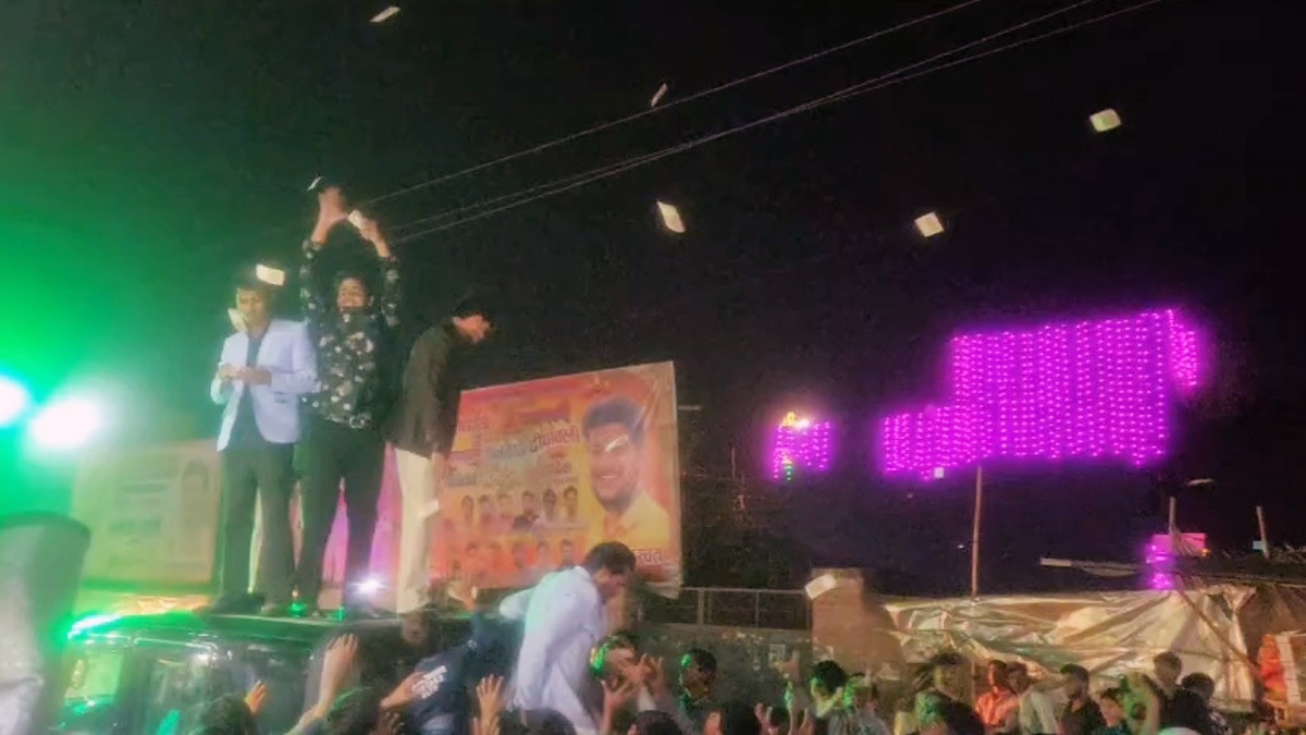 Thar से नोटों की बारिश, पैसे पकड़ने के लिए हो गई मारामारी- VIDEO