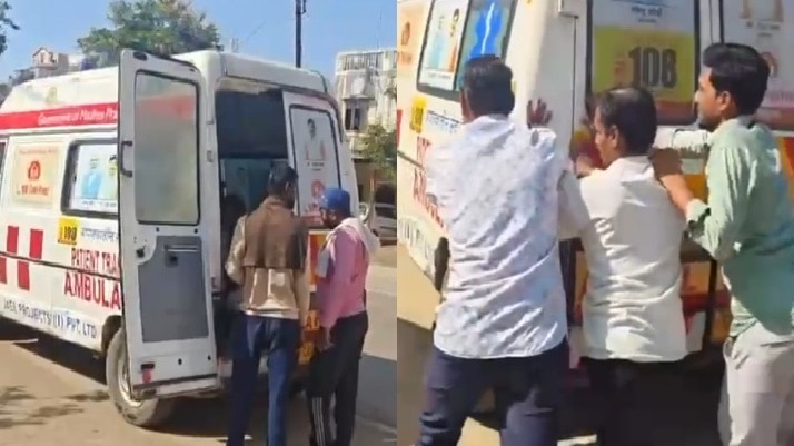 एंबुलेंस को धक्का लगाते ग्रामीण. (Photo: Ajay Badoliya/ITG)