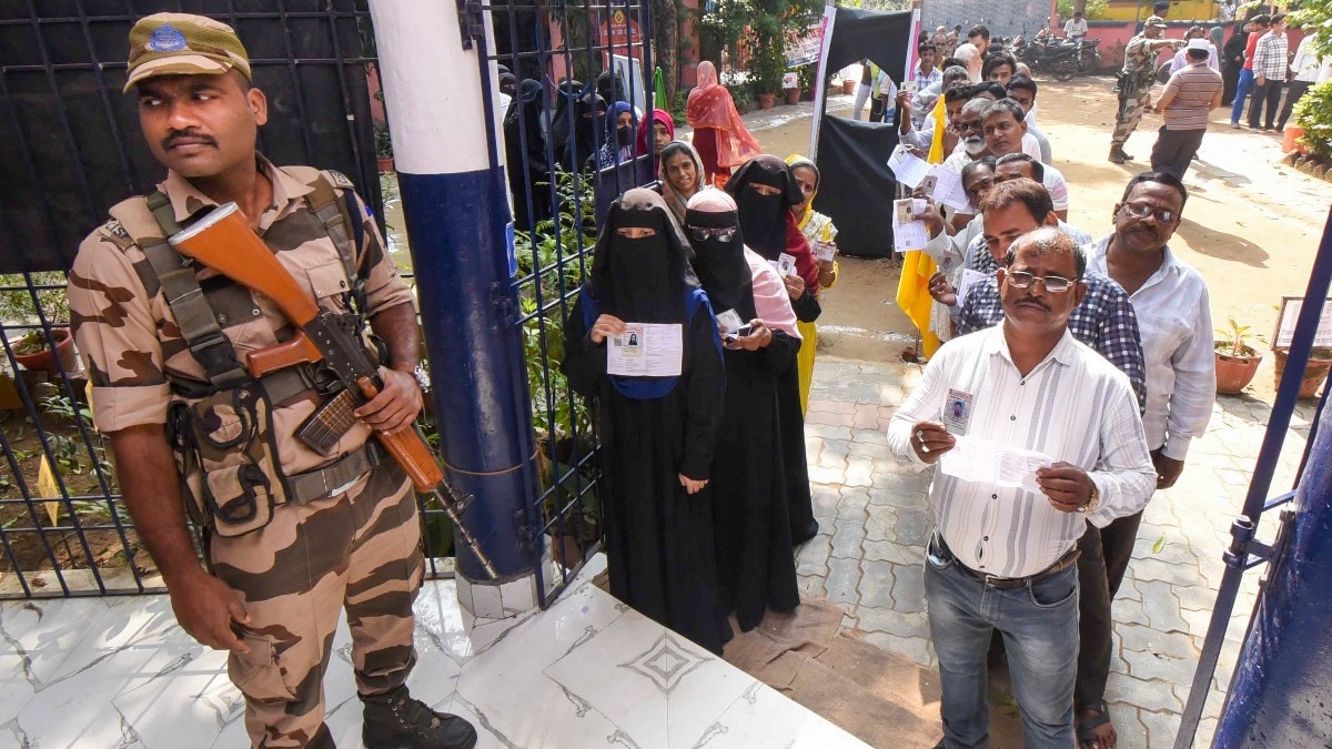 बिहार चुनाव: दूसरे चरण की वोटिंग से पहले चार लाख सुरक्षाकर्मी तैनात, ड्रोन से रखी जाएगी नजर