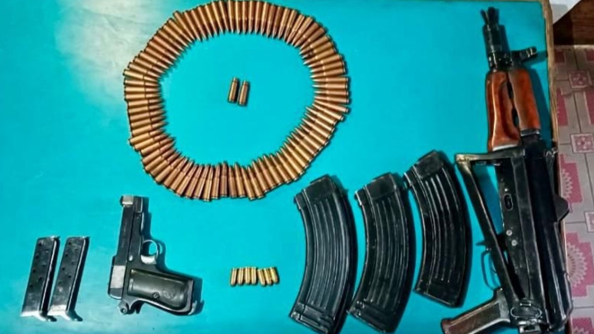 असॉल्ट राइफल, 2900KG विस्फोटक... फरीदाबाद से गिरफ्तार डॉक्टर्स के ठिकानों से क्या-क्या मिला, देखें PHOTOS