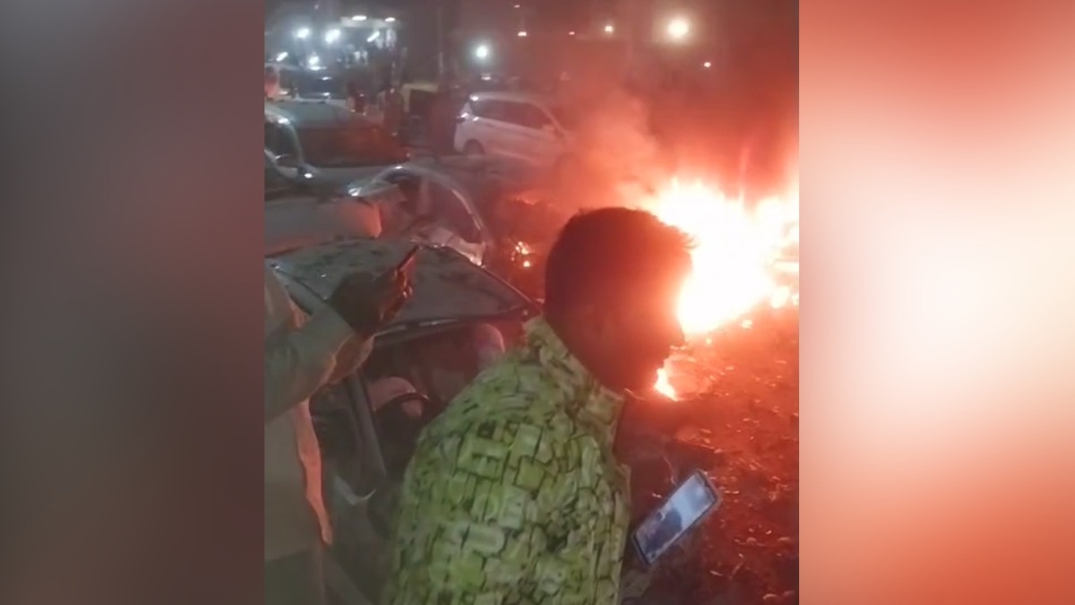 दिल्ली में लाल किले के पास कार में जोरदार धमाका, मची अफरातफरी