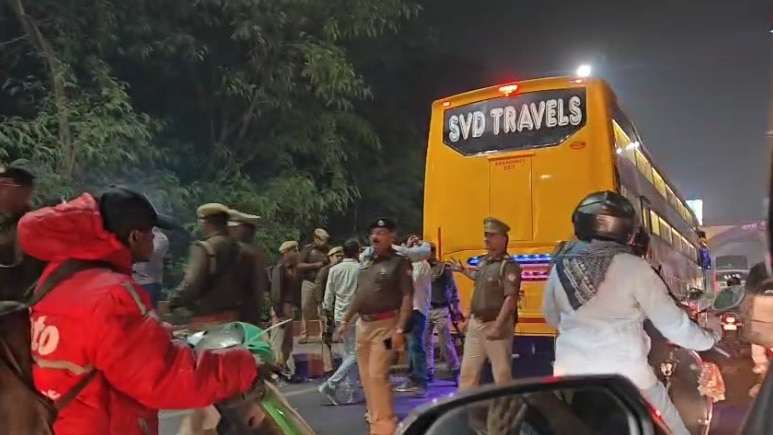 ब्लास्ट के बाद दिल्ली के बार्डर पर हाई एलर्ट, हर यात्री वाहन हो रही गहन जांच, देखें Video