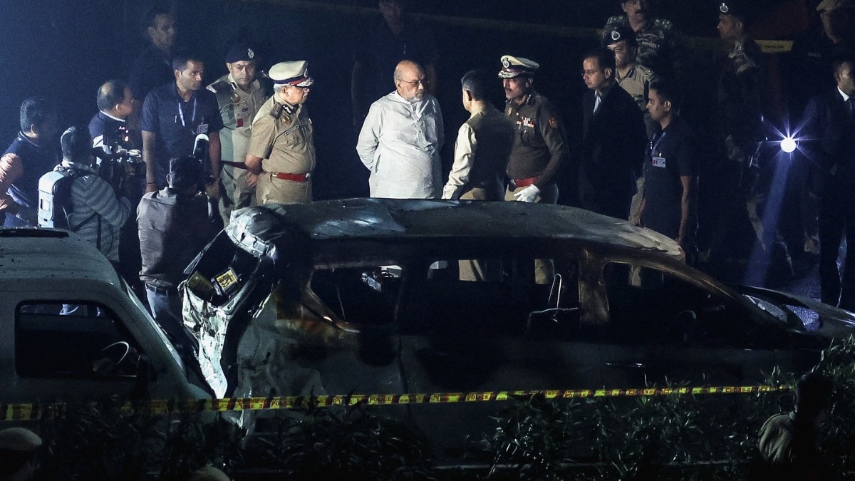 केंद्रीय गृह मंत्री अमित शाह ने दिल्ली ब्लास्ट वाली जगह जाकर जायजा लिया (Photo-Reuters )
