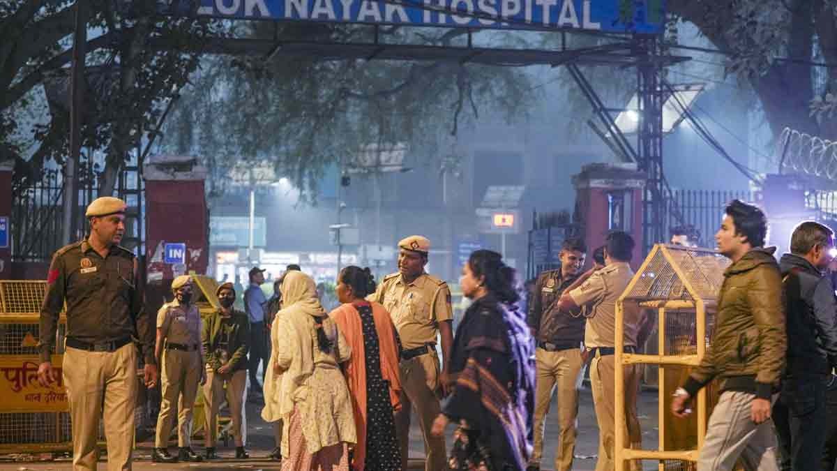 लालकिला ब्लास्ट के बाद LNJP अस्पताल के बाहर चीख-पुकार, परिजनों ने लगाई गुहार