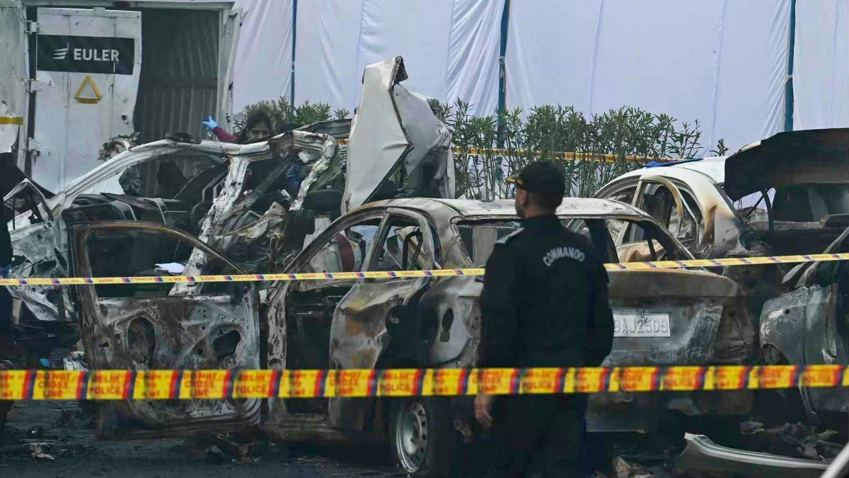 दिल्ली ब्लास्ट के बाद कश्मीर में कई जगह रेड (Photo: AFP)