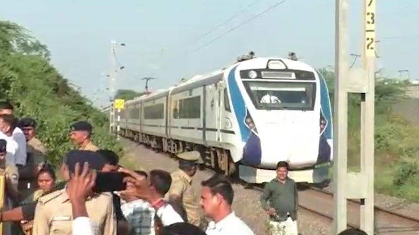 राजकोट में वंदे भारत ट्रेन रोकने के लिए पटरियों पर बैठ गए लोग.  (Photo: Screengrab)