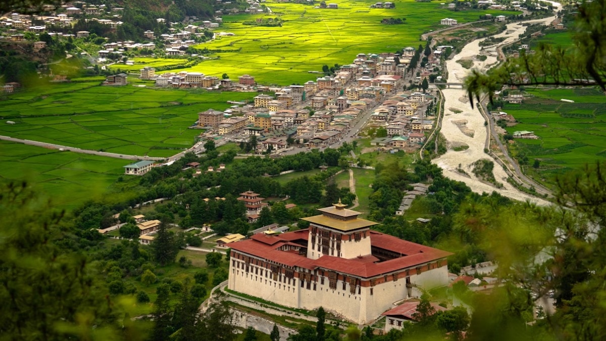 पीएम मोदी भूटान में, जानें इस देश के 5 ठिकाने, जो टूरिस्ट का दिल जीत लेते हैं