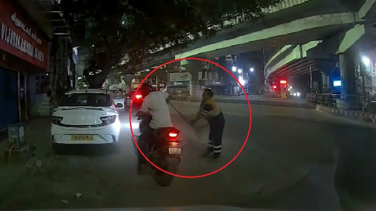 सड़क पर जिप खोलकर करने लगा अश्लीलता, महिला सफाईकर्मी ने झाड़ू से पीटा